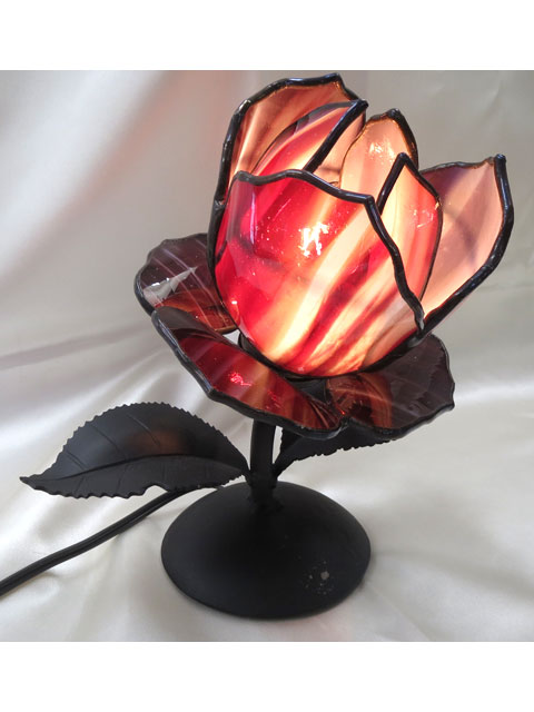 ステンドグラスランプ「薔薇」のご紹介 | ステンドグラス・ビトロ コラム