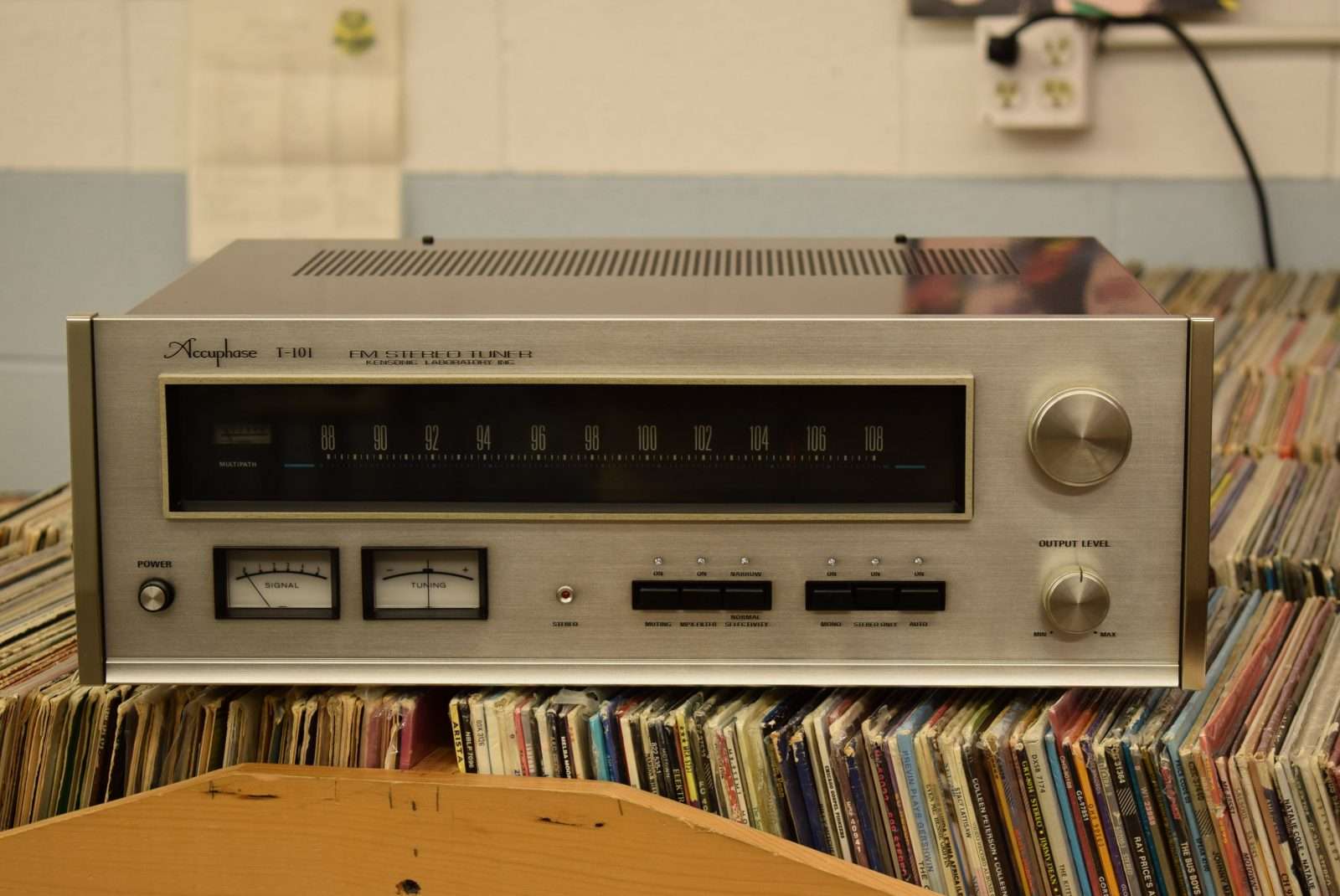 Accuphase Tuner - Model: T-101 | Vintage Audio Exchange