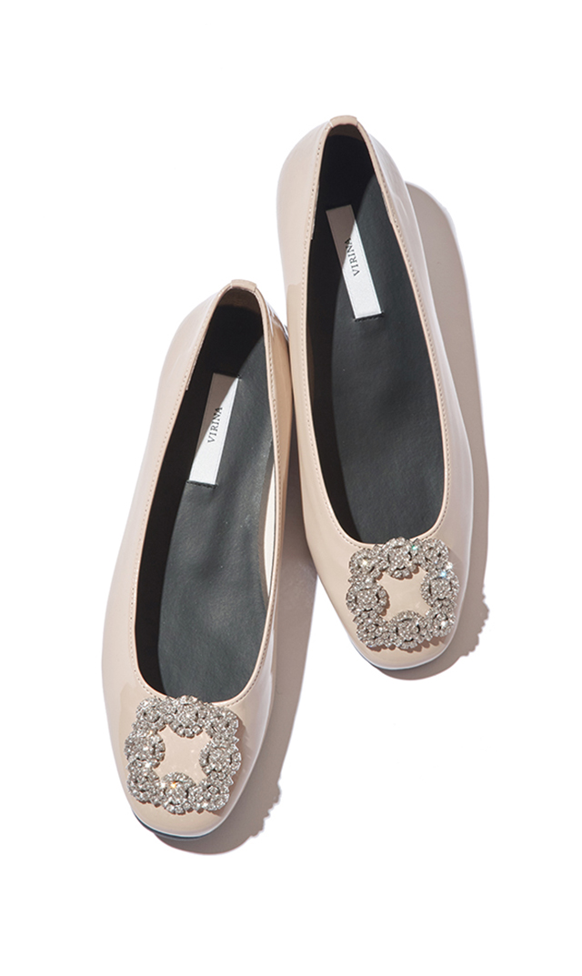 スクエアトゥにキラキラとビジューバックルが煌めく