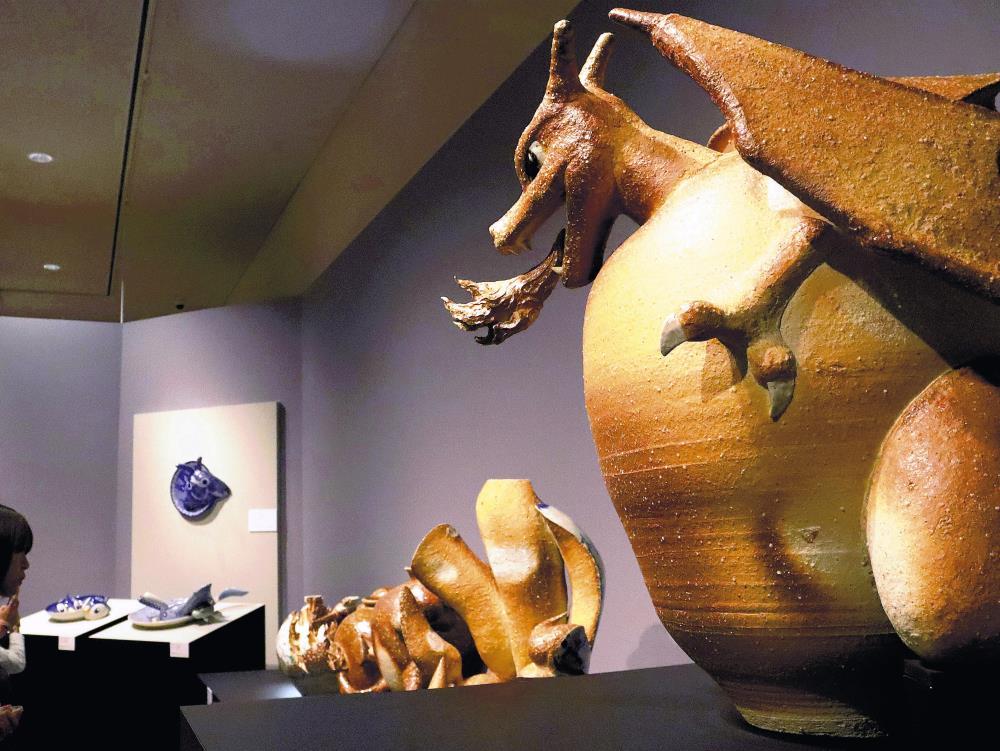 ポケモンが工芸作品に…「リザードン」は信楽焼の壺、「イーブイ」は