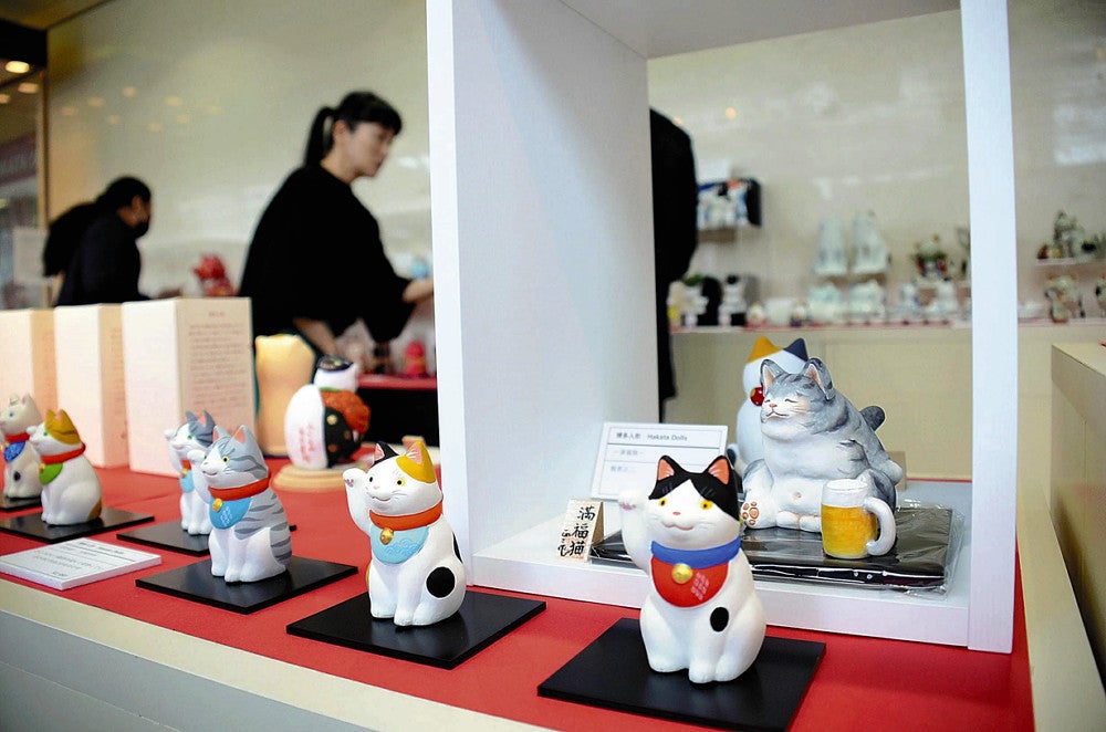 福招くネコ」釣り上げた鯛を枕に寝転がったり、だるまに扮したり…展示