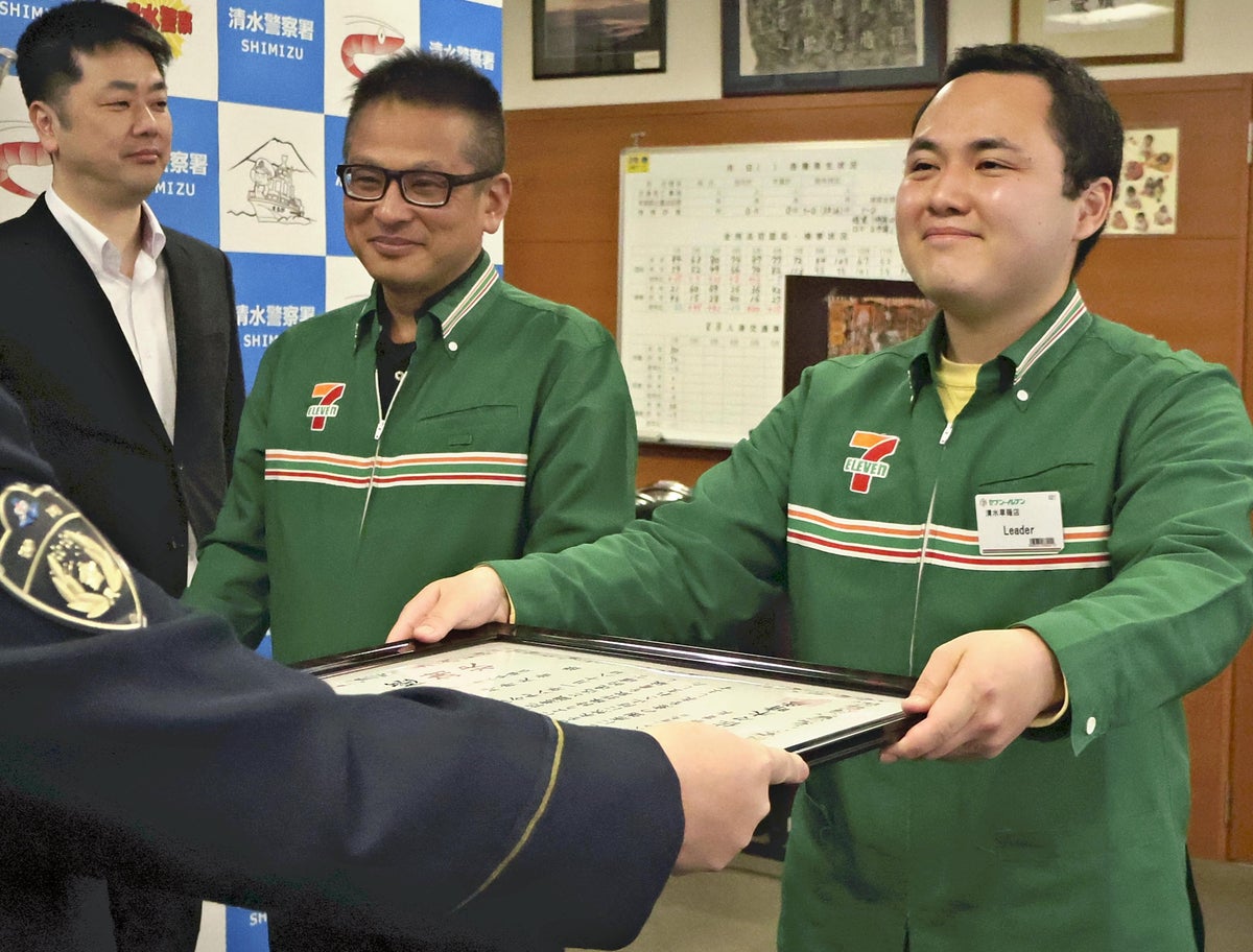 静岡：特殊詐欺防ぎ感謝状 清水署 コンビニ店員らに：地域ニュース