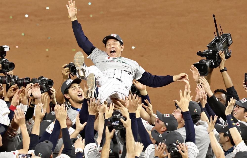 選手信じたWBC栗山監督、宙に10回…ヌートバーと抱擁交わし深々と頭