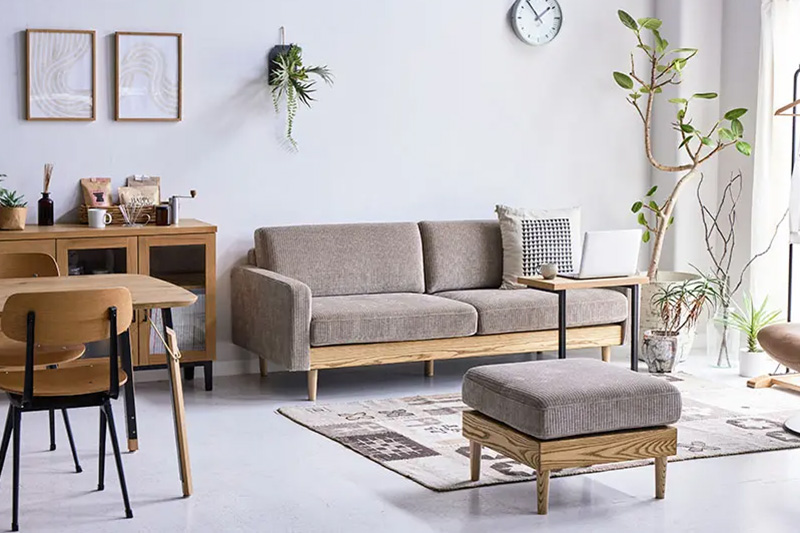 木の質感を活かしたナチュラルでシンプルな暮らしに溶け込むEASY LIFE