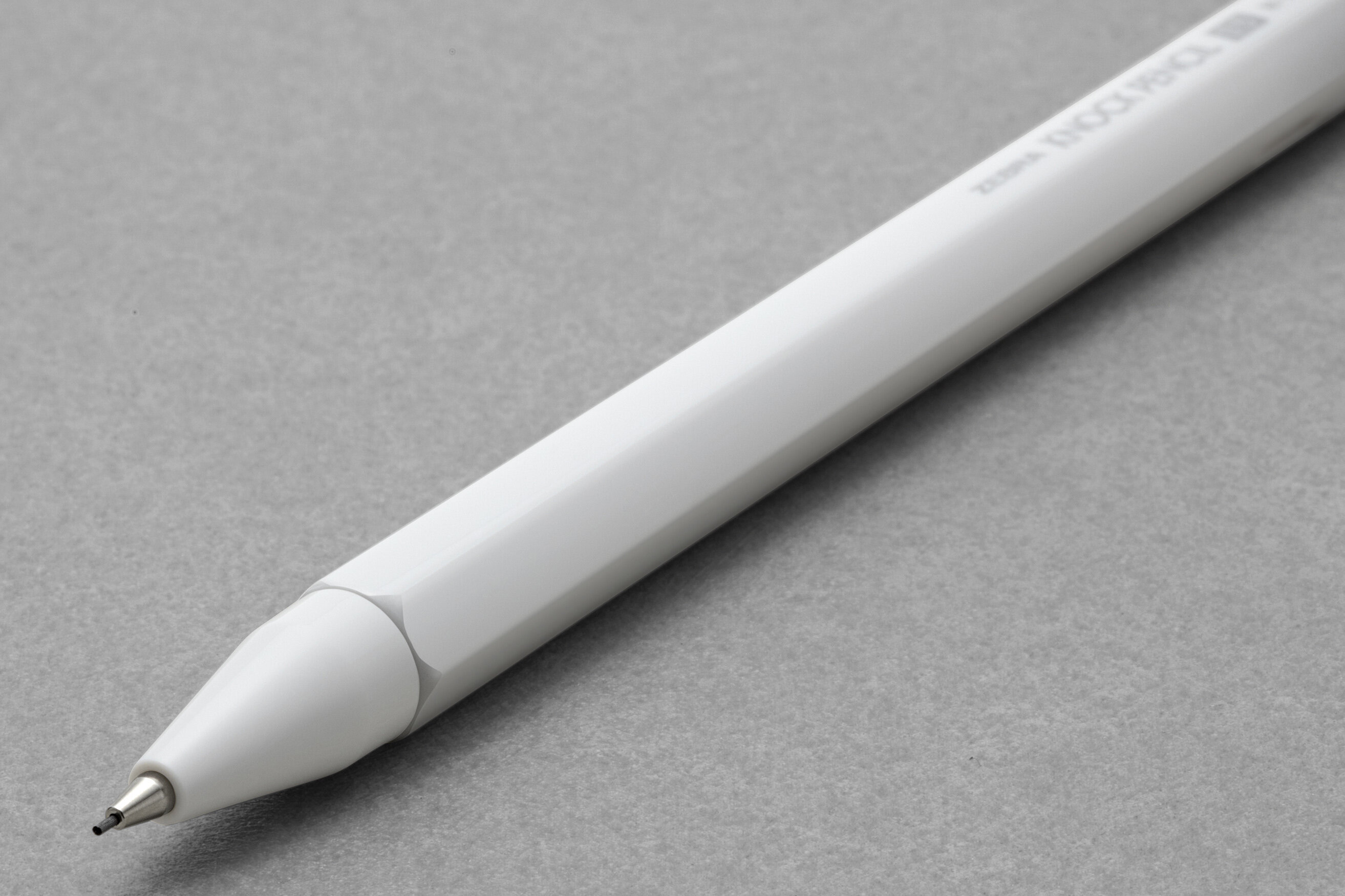 軽くて使いやすい鉛筆型のシャープペン『ノックペンシルM-1700