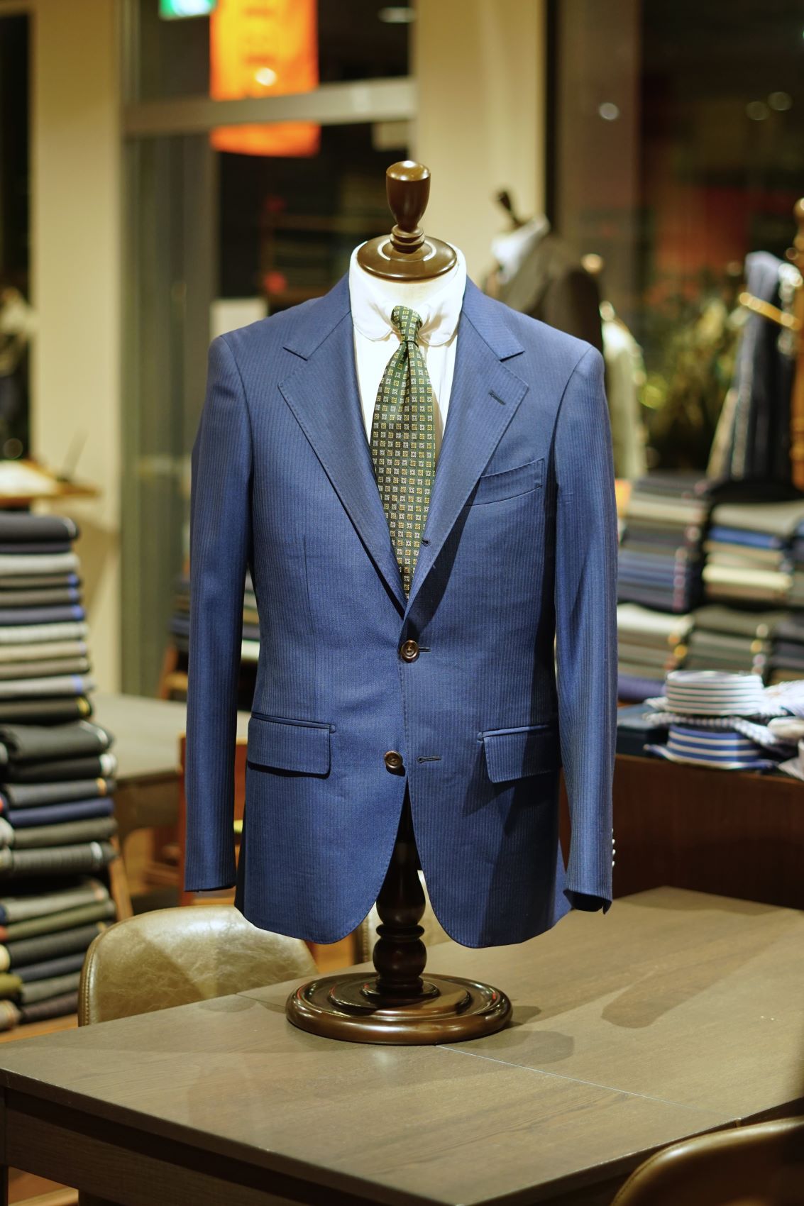 分かりやすく良いスーツは、やはりイタリア製生地なのかもしれません