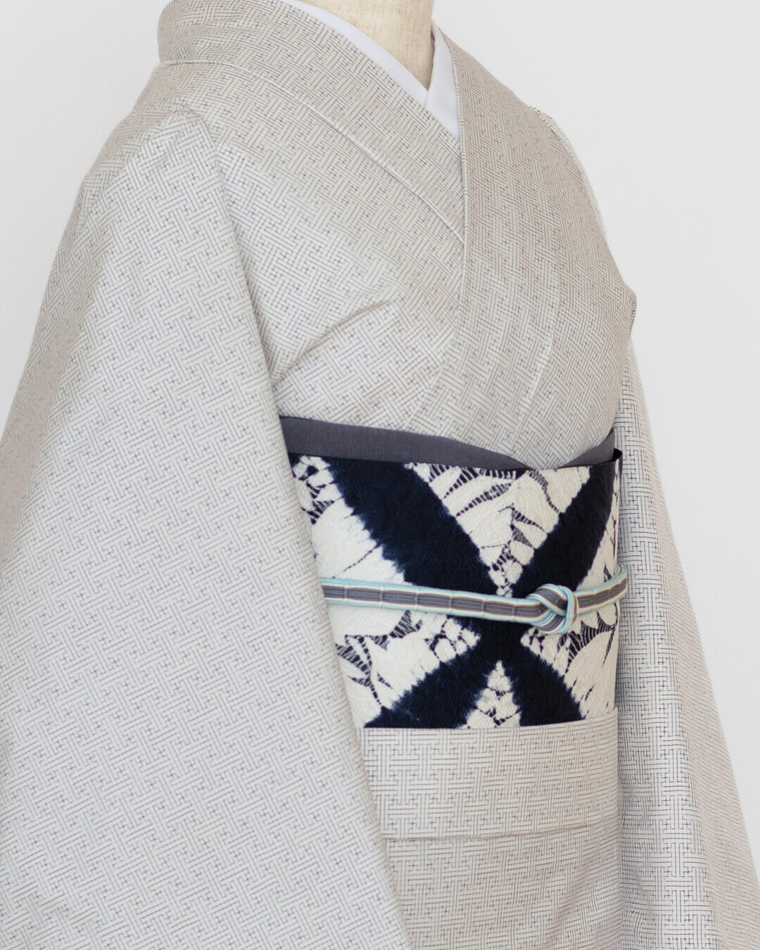 前田紬工芸 本場大島紬 「白大島(一元式・経緯絣) 秋名バラ」 着尺 白