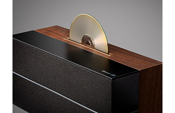 ウッドキャビネットによる上質なサウンドとインテリアにマッチする