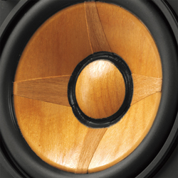 経年木材の音質向上効果を付加する“人工熟成響棒”を採用したウッド