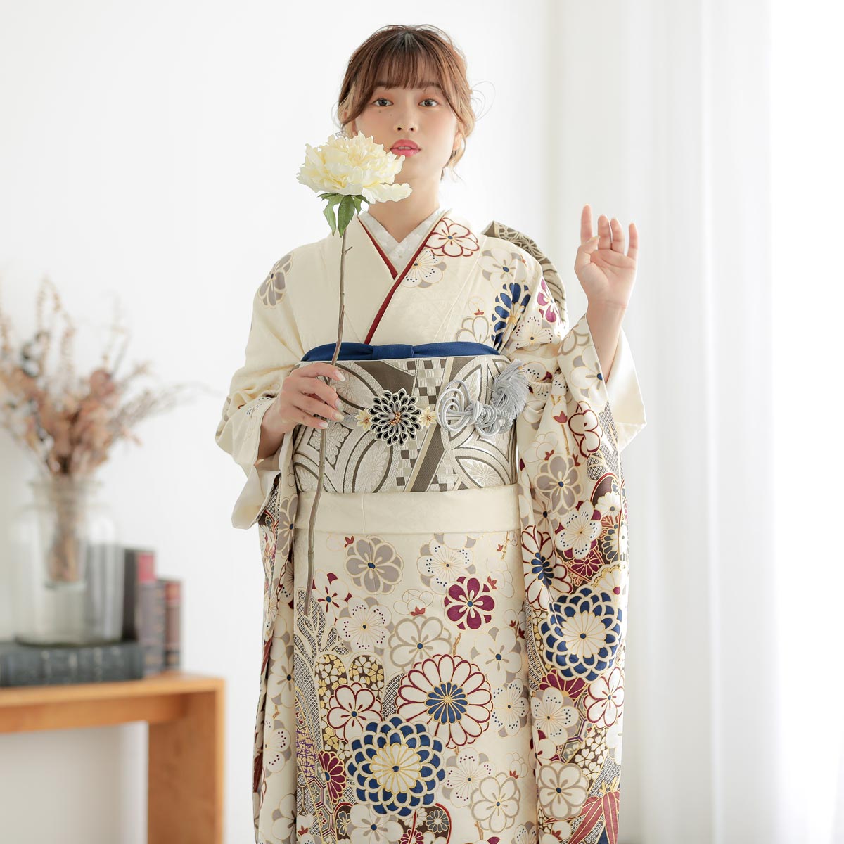 振袖： R2056オフホワイト 菊に竹梅