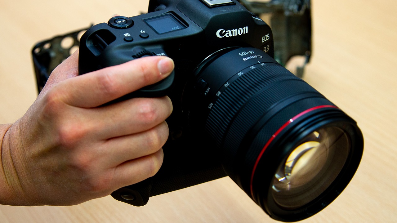 キヤノン「渾身」、新ミラーレス開発物語 復活の視線入力AF | 日経
