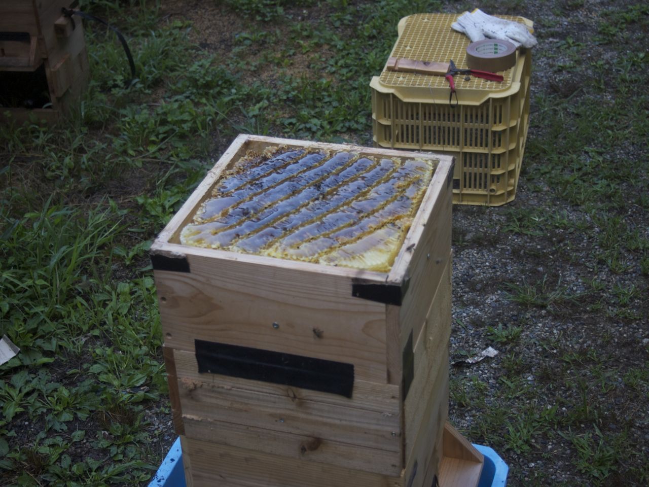 重箱式巣箱A型 | やまみつや 日本ミツバチの巣箱製造販売