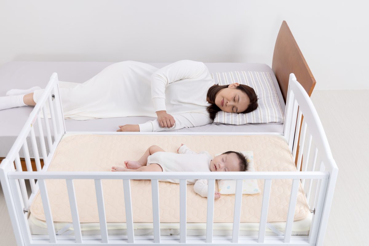 産後の不安を和らげる！添い寝ベビーベッドの魅力とは｜ベビーベッド