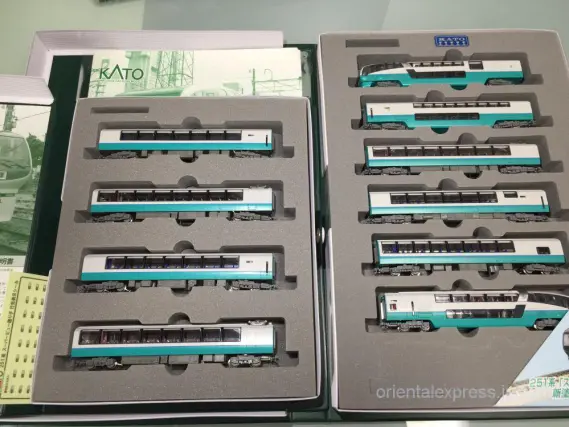 251系 スーパービュー踊り子 新塗装 入線です。KATO 10-474/475