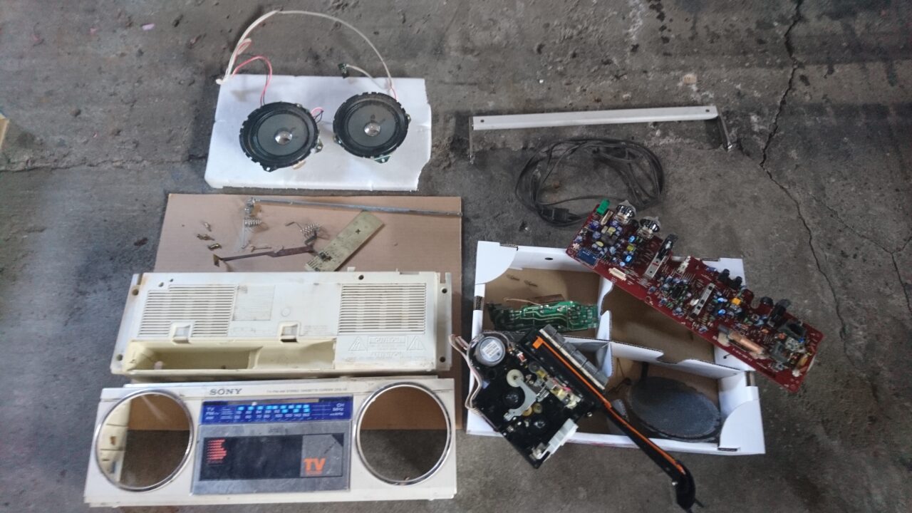 野外放置で雨ざらしのSONY製ラジカセ『CFS-V5』を分解してみた！ | よ