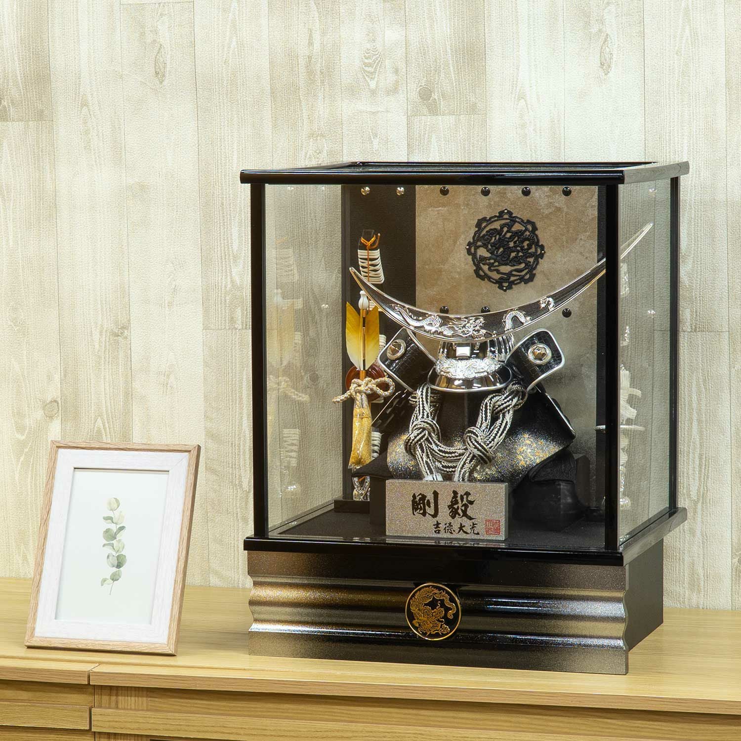 五月人形】兜10号 ケース入り飾り 剛毅 家紋付 | 雛人形（ひな人形