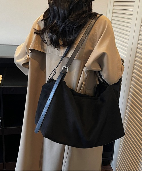 LA VORAGINE（ラ ヴォラジネ） ショルダーバッグ バッグ スエード大