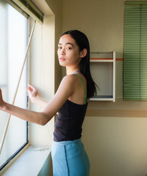 PAMM（パム） キャミソール 後ろ姿の肌色のリブキャミソール