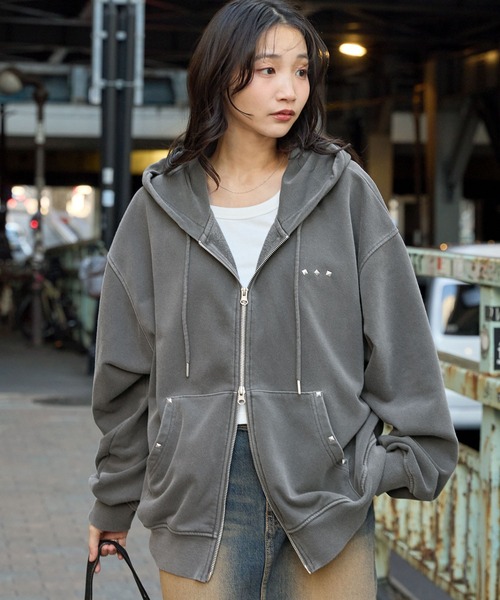 MONO-MART（モノマート） パーカー ヴィンテージ加工スタッズデザイン