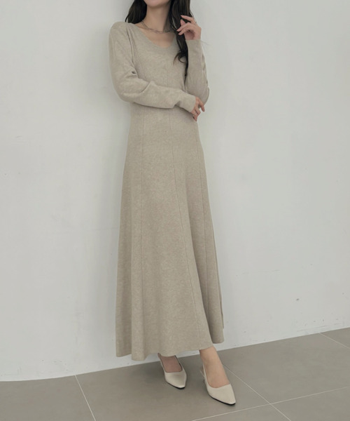 Ada. ワンピース プリンセスライン Vネック 美シルエット ニット