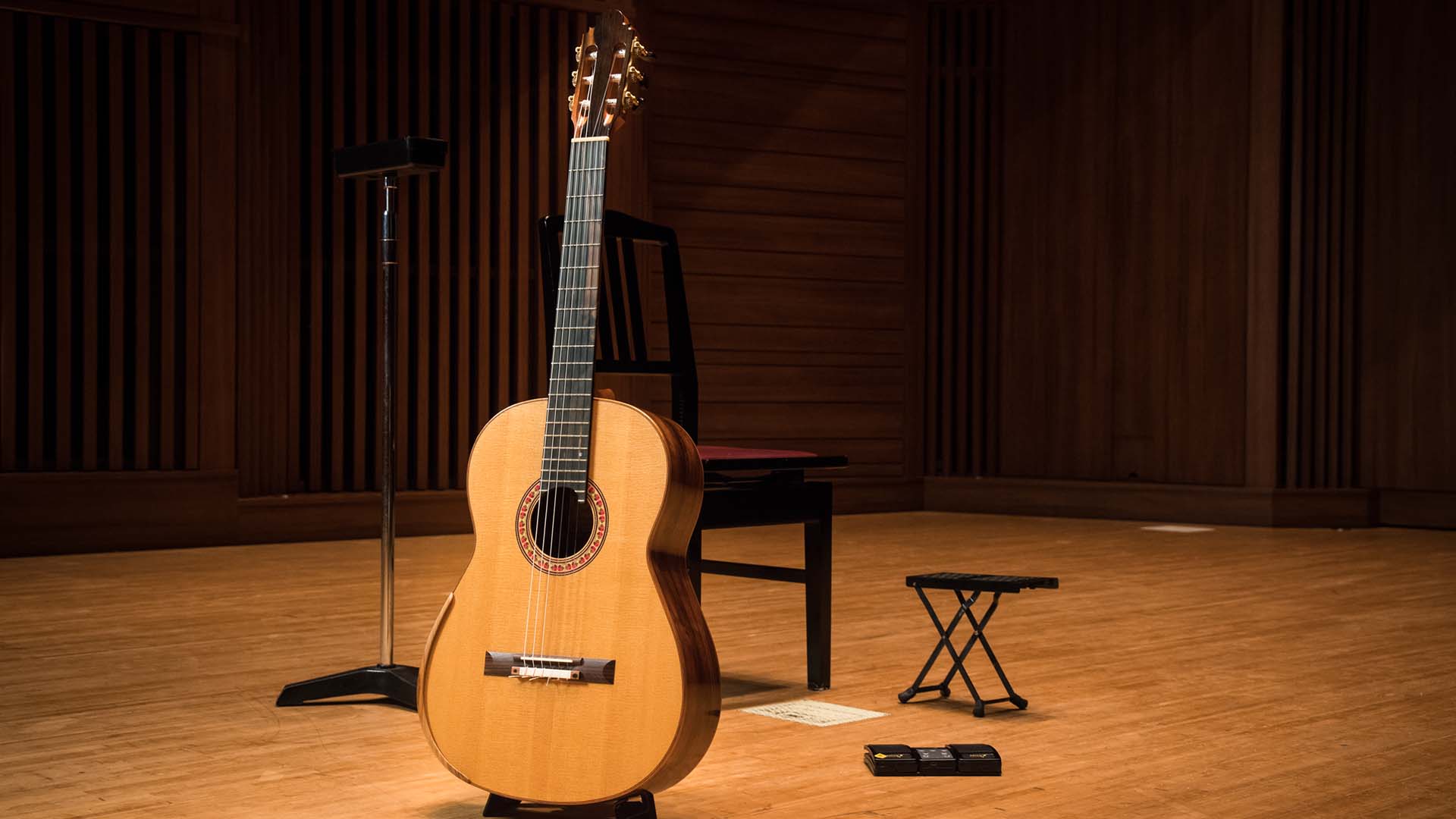 猪居亜美がクラシック＆ロックを奏でるメイン・ギター＝マーク・ウ