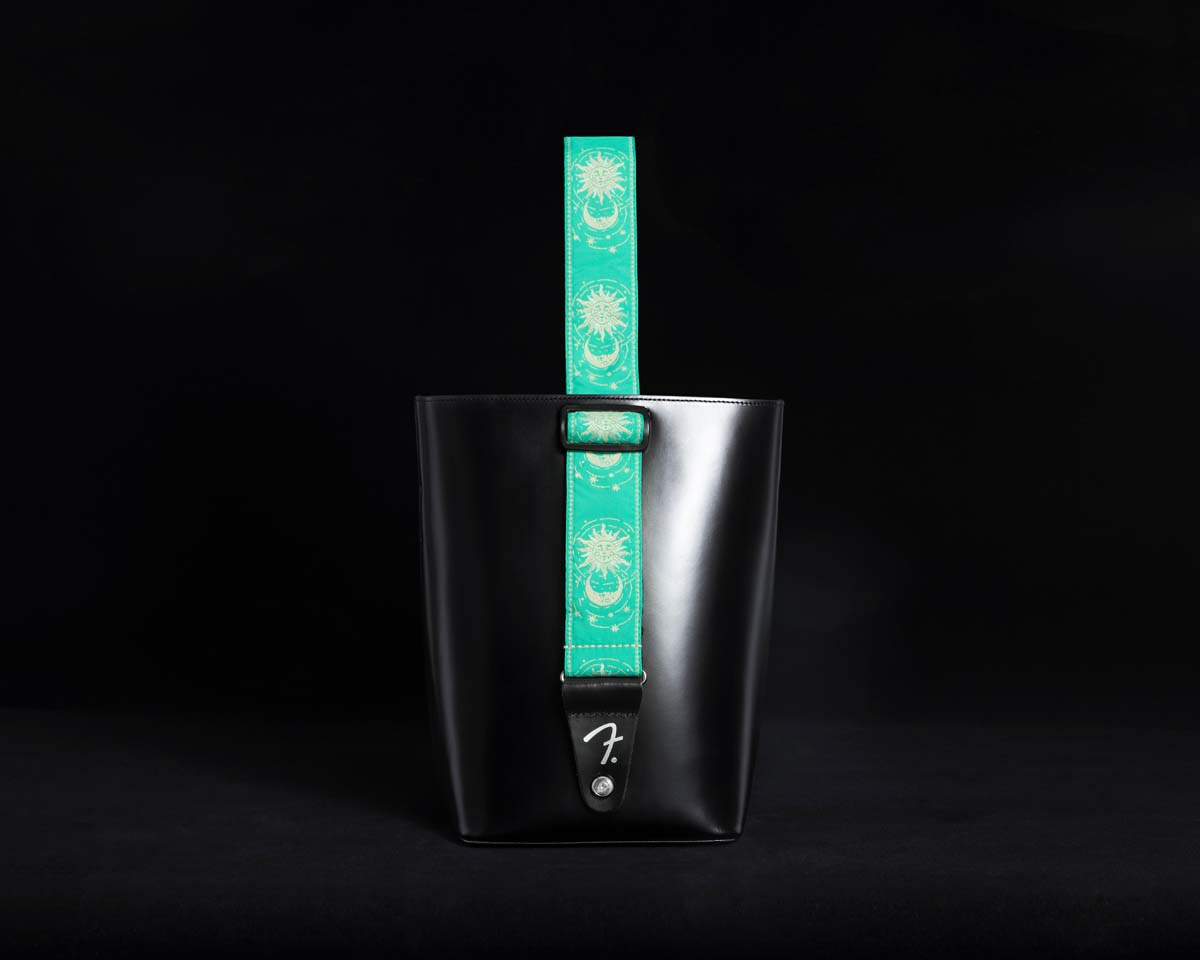 フェンダーのギター・ストラップを用いたStrapbag LeatherがFender