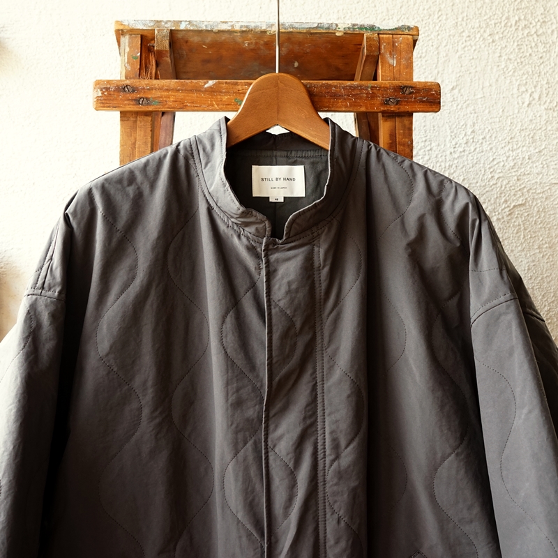 STILL BY HAND 抜け感のある変形スタンドカラーのシンサレートコート