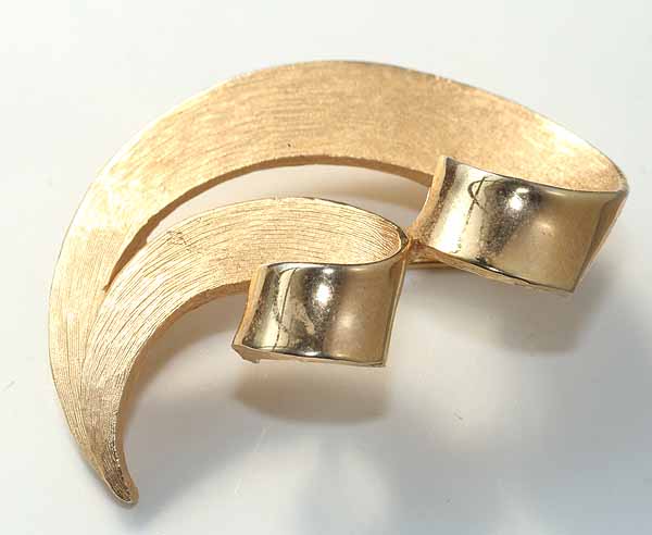 TRIFARIトリファリ 刻印1940年代 ゴールドプレートのデザインブローチ