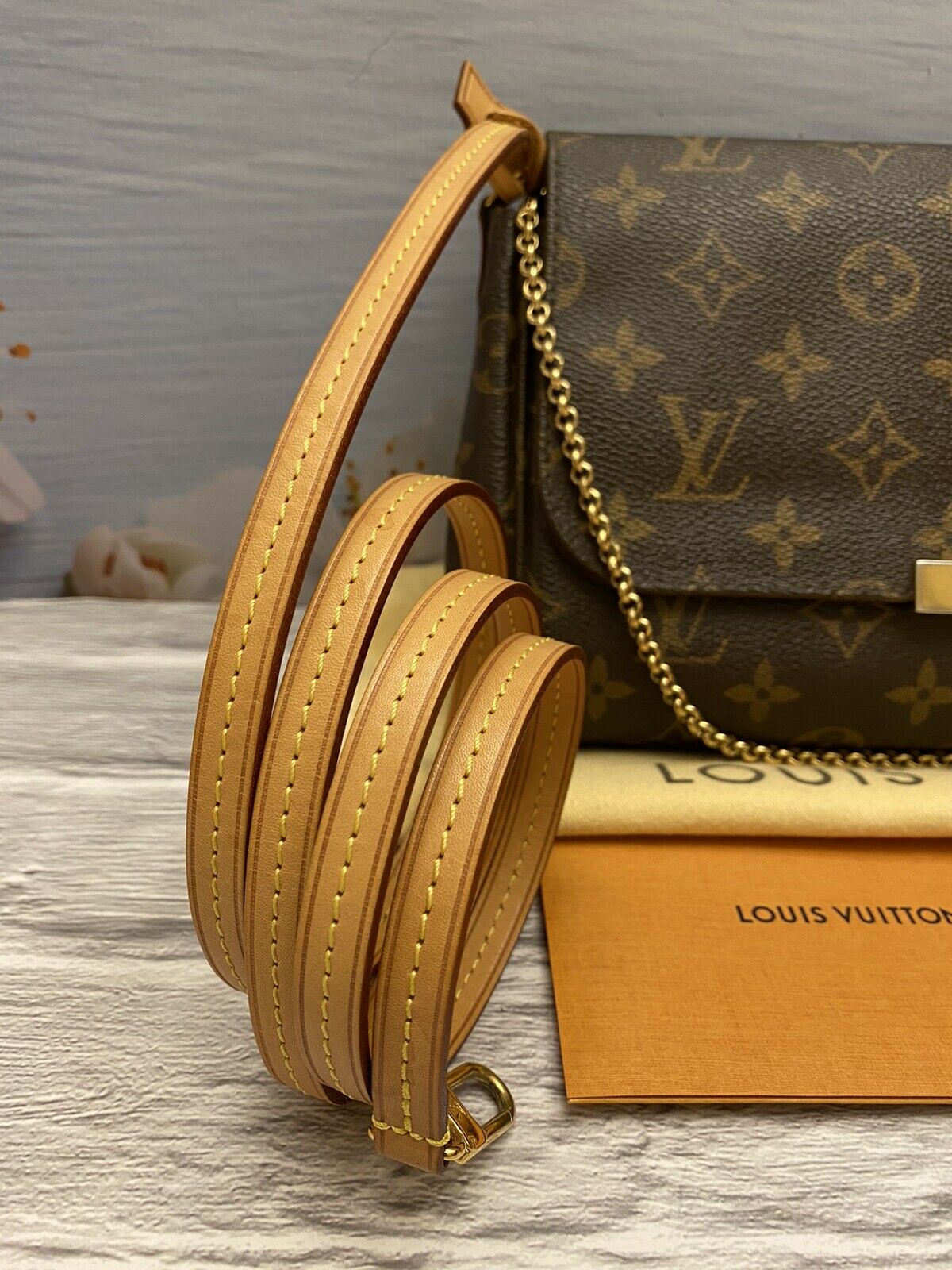 Louis Vuitton Favorite MM Monogram Chain Clutch Crossbody (DU4123