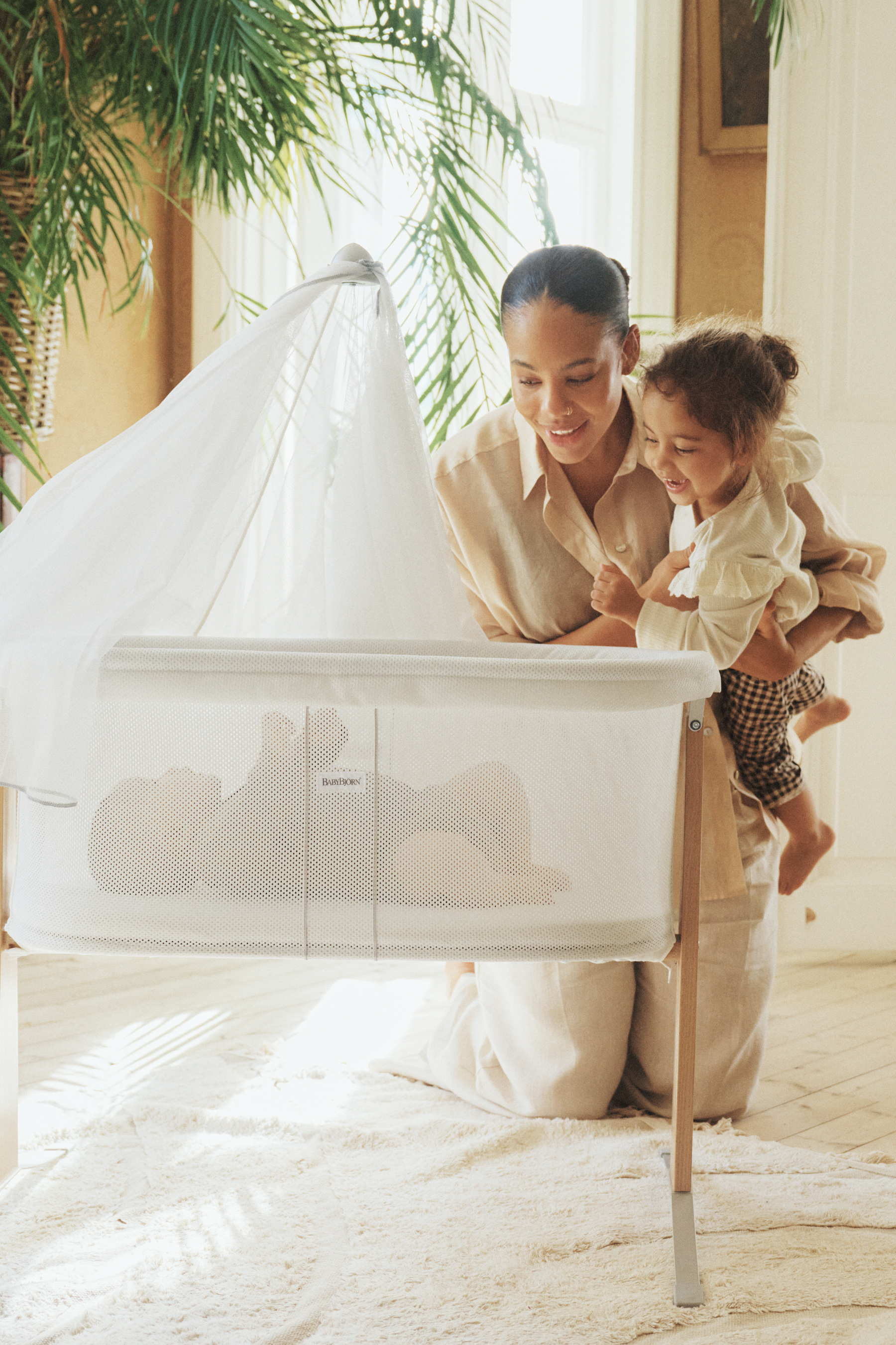 Cradle with gentle and soothing rocking | BabyBjörn