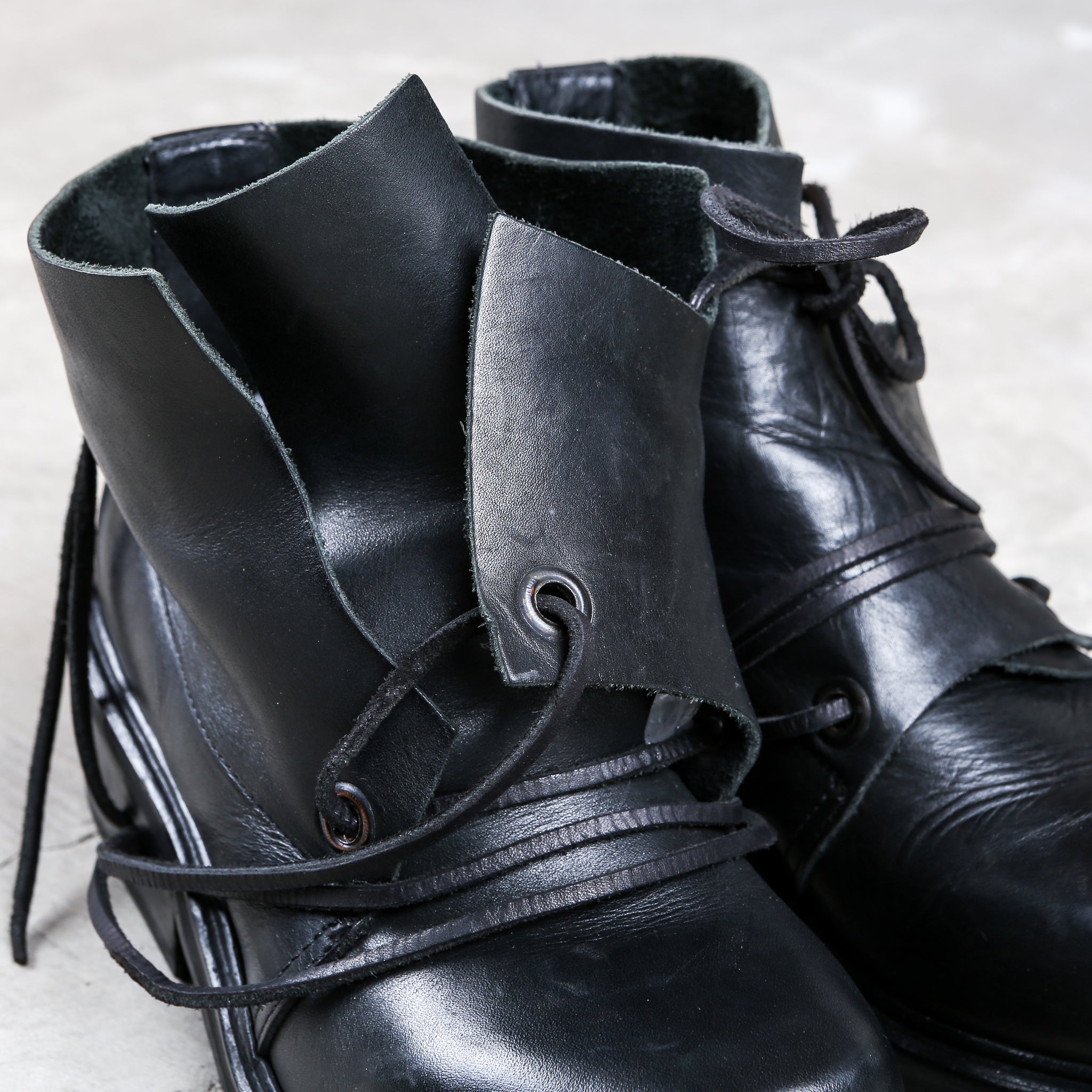 Dirk Bikkembergs Low-Top Square Lace through Heel Woden Boot Size