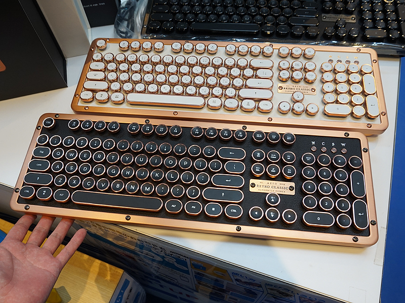 重厚感のあるタイプライター風キーボード「Retro Classics」が展示中