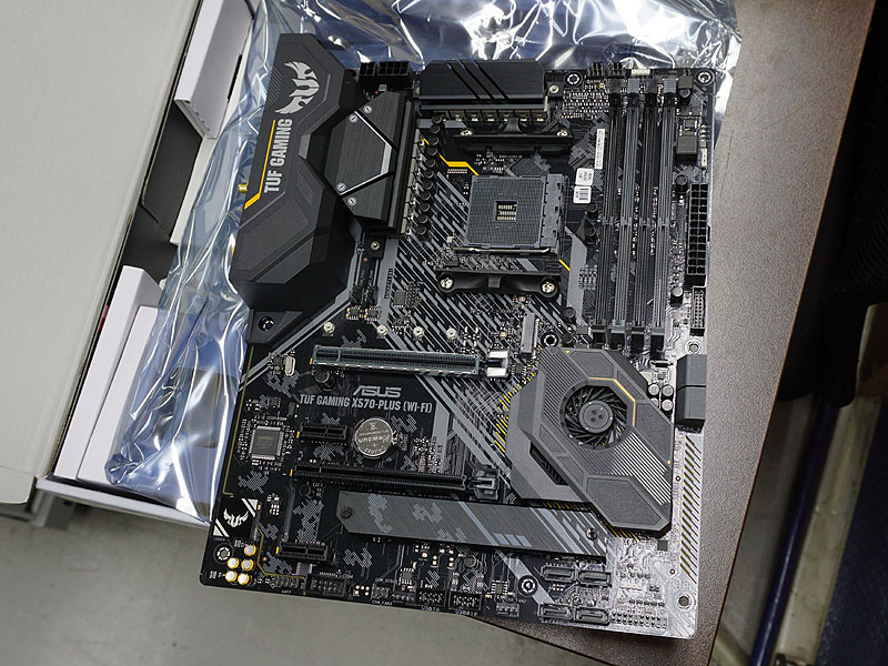 AMDの最新チップセット「X570」マザーが一斉に発売、冷却ファン搭載に