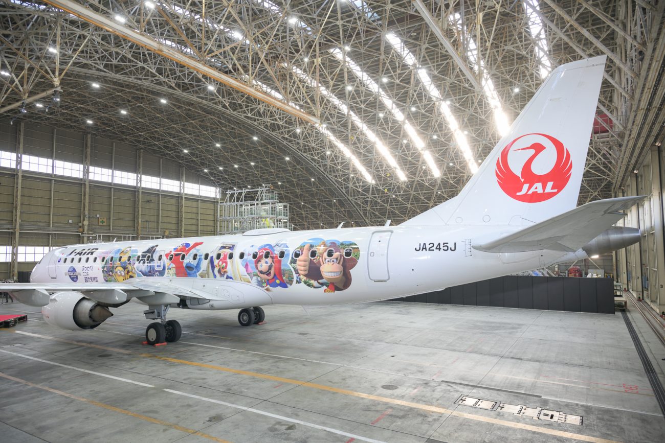 J-AIRのエンブラエル190でドンキーコングが踊る！ 新たなUSJタイアップ