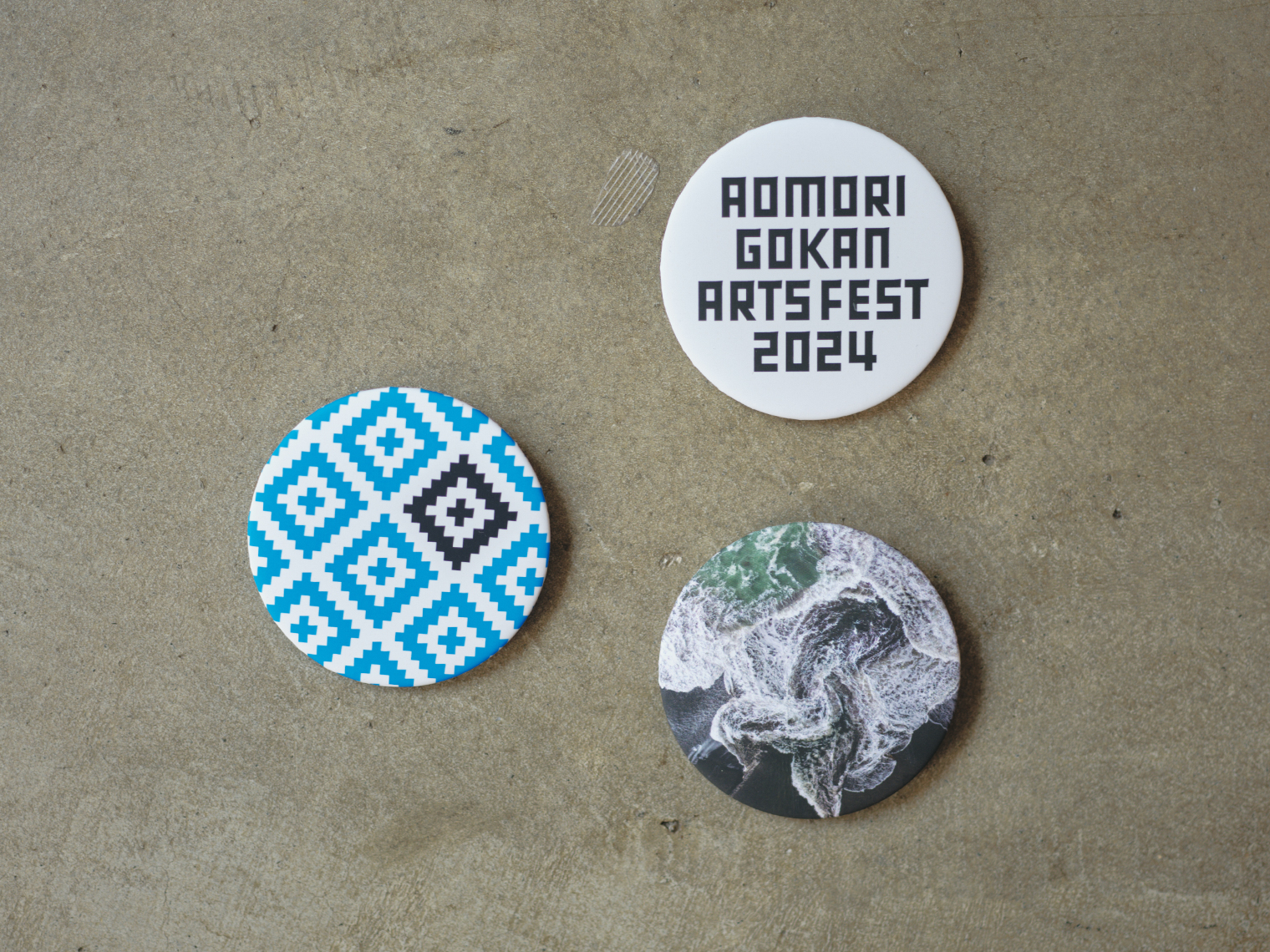 AOMORI GOKAN 缶バッジ - AOMORI GOKAN アートフェス2024