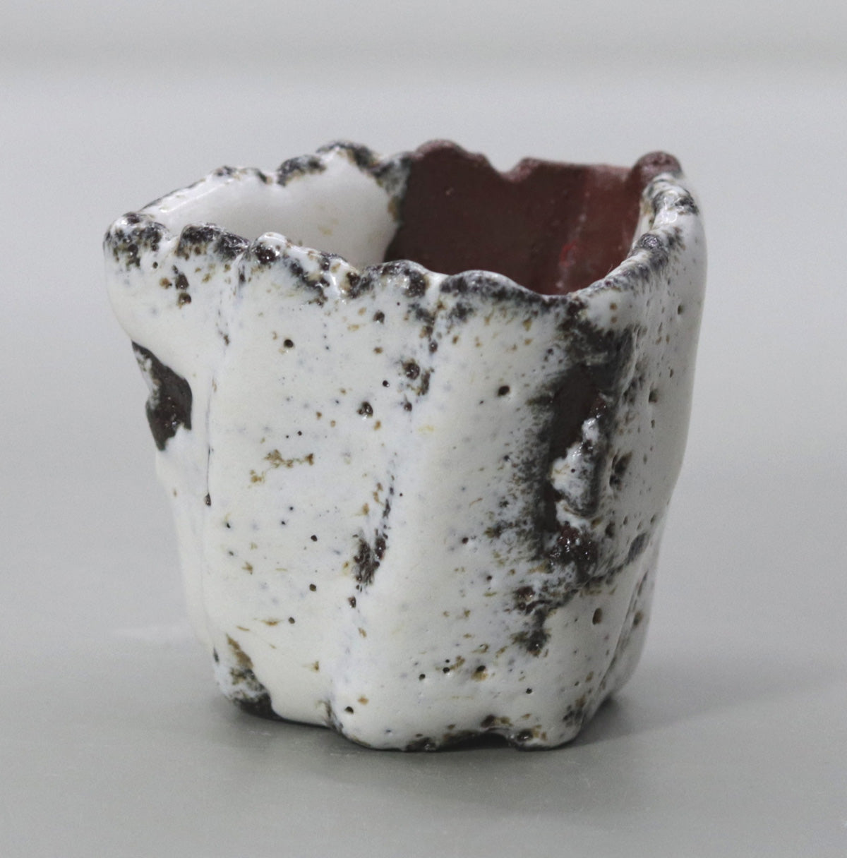 藁白釉ぐい呑 西端正 – 高級陶器の専門店【甘木道】