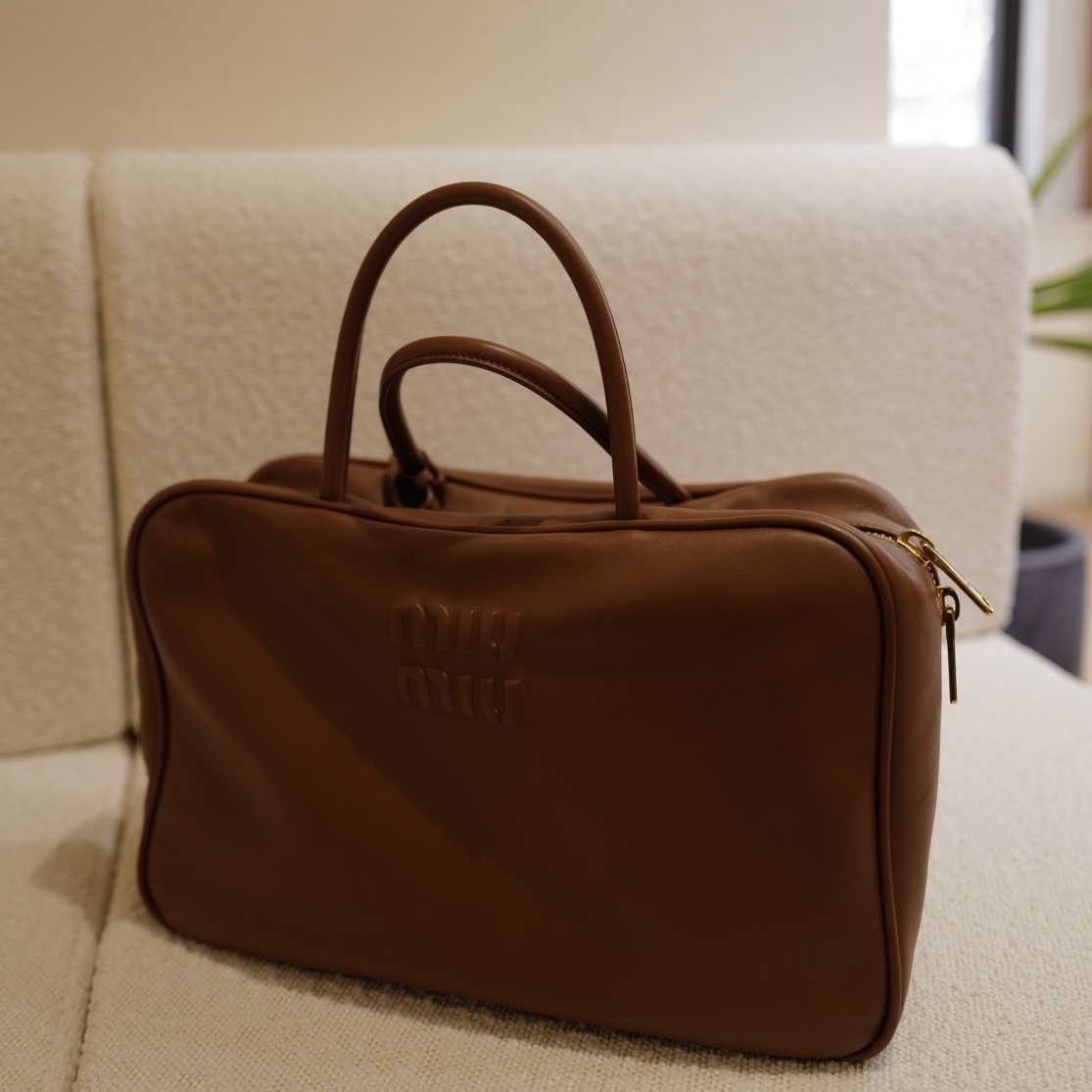 洗練された印象を導く、Miu Miuの「ボウリングバッグ」by 泉亜希子