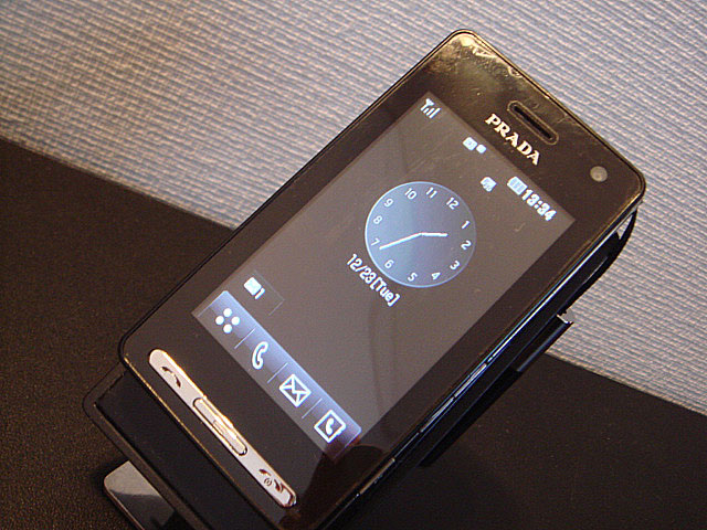 PRADA Phone by LG FOMA L852i(DOCOMO) 2008年 | 古いハードに囲まれて