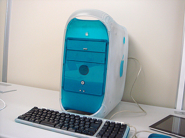 Power Macintosh G3 Blue & White (Apple) 1999年 | 古いハードに囲ま