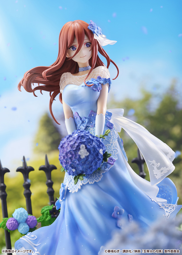 五等分の花嫁」はにかむ表情がキュート♪ ドレス姿の中野三玖が