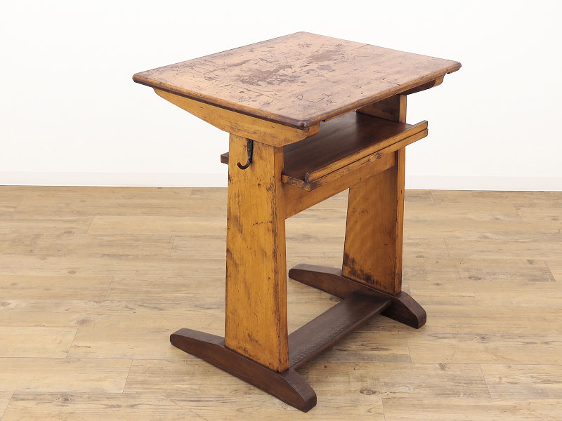 フランスの学校で使われていた古いスクールデスク（6月22日