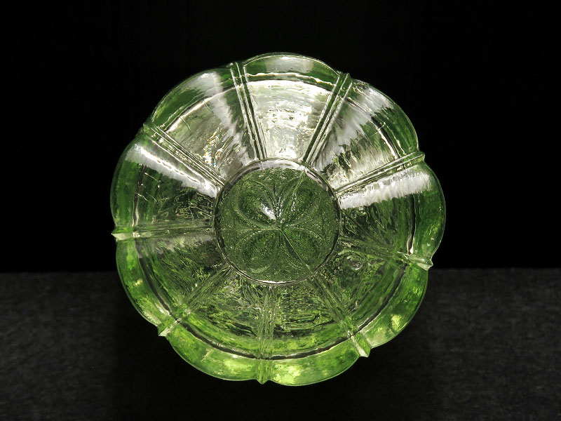 カットが美しいウランガラスの蓋付き小物入れ（ヴァセリンガラス