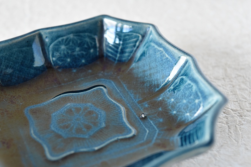 淡路 珉平焼 民平 イゲ型 陽刻 青変形小皿 豆皿 - 生活骨董と古布の