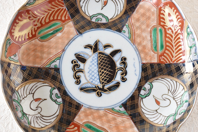伊万里 色絵 金蘭手 夫婦鶴松竹梅 壽文 宝尽くし 輪花型 七寸皿 - 生活