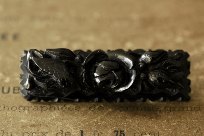 ウィットビージェットブローチ 薔薇ローズ ヴィクトリアン