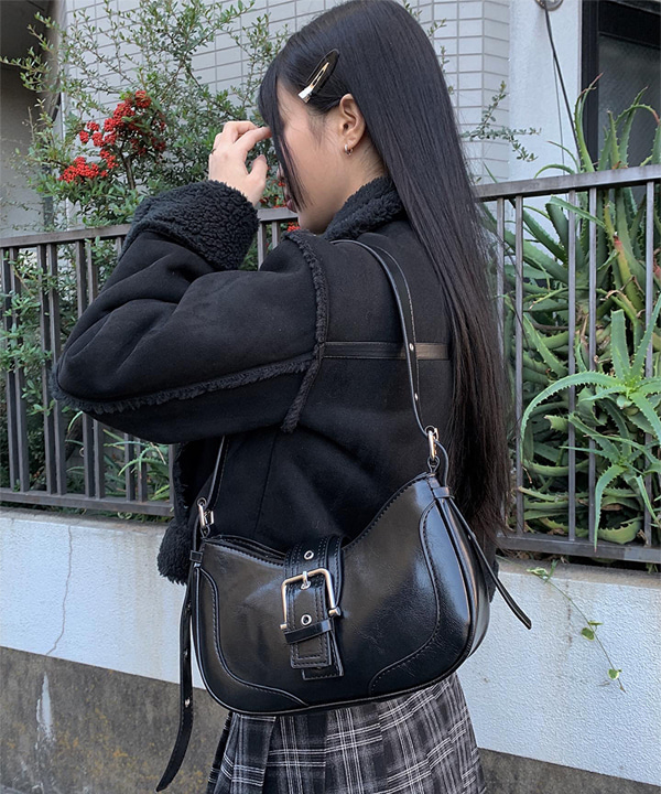フェイクレザーバックルハーフムーンショルダーバッグ | ファッション