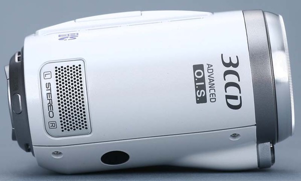 ASCII.jp：【フォトレビュー】缶ジュースより軽い松下のフルHDビデオ