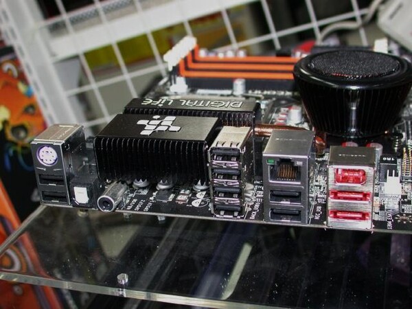 ASCII.jp：「Core i7」用!? LGA 1366対応のFoxconn製マザーの展示開始