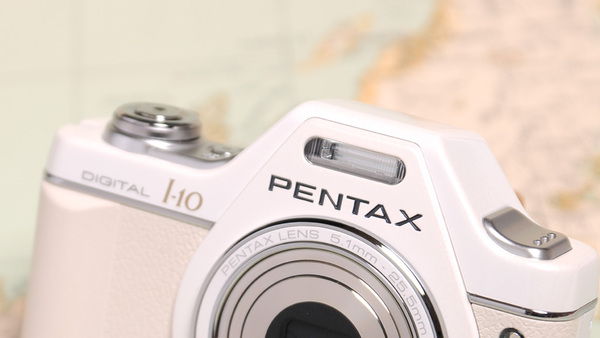 ASCII.jp：レトロで可愛いボディの「Optio I-10」 (1/4)