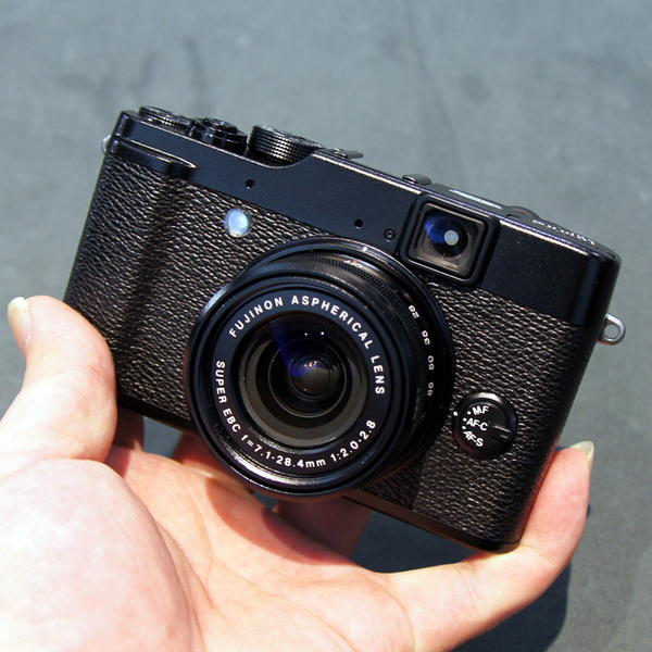 ASCII.jp：富士フイルムが高級コンパクト機「FUJIFILM X10」を発表
